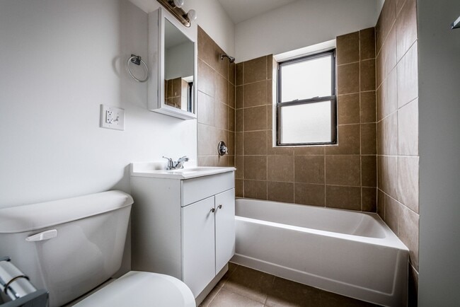 7300 S Yates Blvd 2347-59 E 73rd Chicago, IL 60649 in Chicago, IL - Foto de edificio - Building Photo