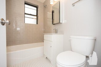 837 W Lakeside Pl, Unit 2 in Chicago, IL - Foto de edificio - Building Photo