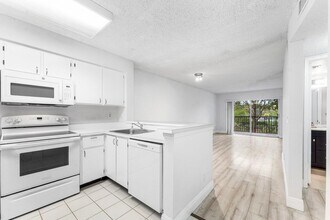 2230 N Cypress Bend Dr in Pompano Beach, FL - Building Photo - Building Photo
