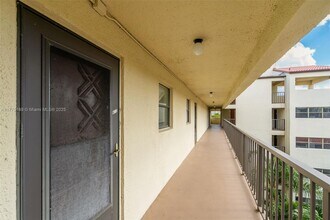2309 S Cypress Bend Dr in Pompano Beach, FL - Building Photo - Building Photo