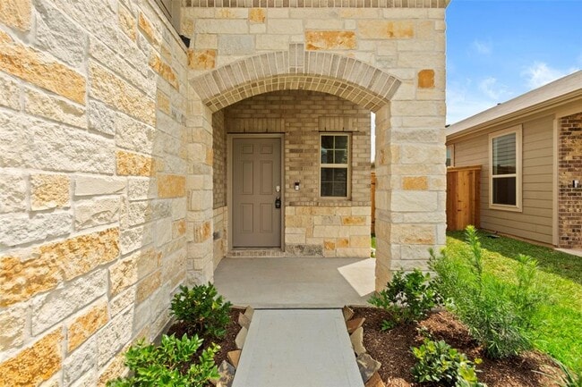 15226 Cyn Rpds Rd in Conroe, TX - Building Photo - Building Photo