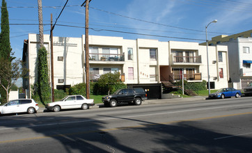 6819 Laurel Canyon Blvd in North Hollywood, CA - Foto de edificio - Building Photo