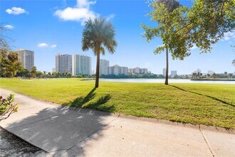 3675 N Country Club Dr, Unit 5 in Aventura, FL - Building Photo - Building Photo