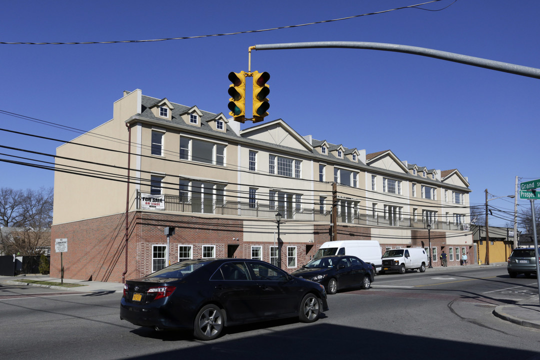 839 Prospect Ave in Westbury, NY - Building Photo