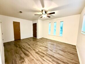 1000 Hillyer St in San Marcos, TX - Building Photo - Building Photo