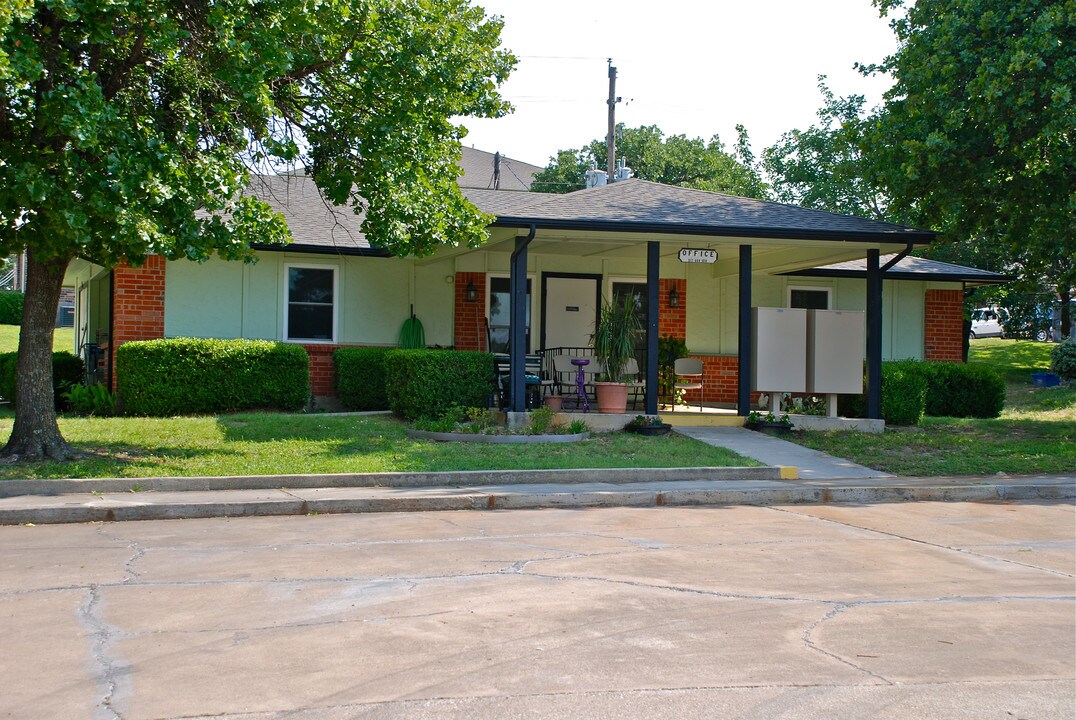 Azle Village Apartments in Azle, TX - Building Photo