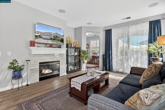 281 Black Amber Way in Brentwood, CA - Foto de edificio - Building Photo