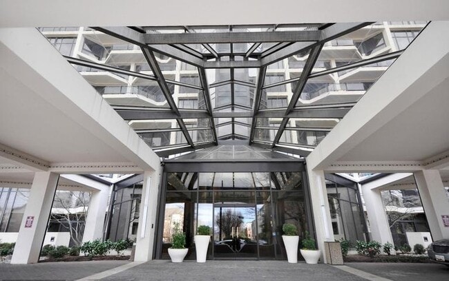 1530 Key Blvd, Unit 422 in Arlington, VA - Foto de edificio - Building Photo