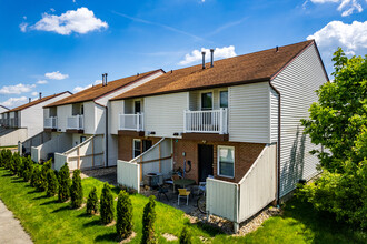 KSU East Townhomes - Student Housing in Kent, OH - Building Photo - Building Photo