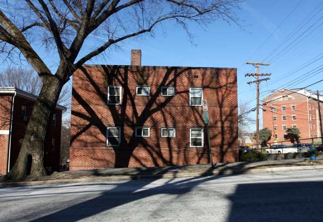 3945 4th St SE in Washington, DC - Foto de edificio - Building Photo