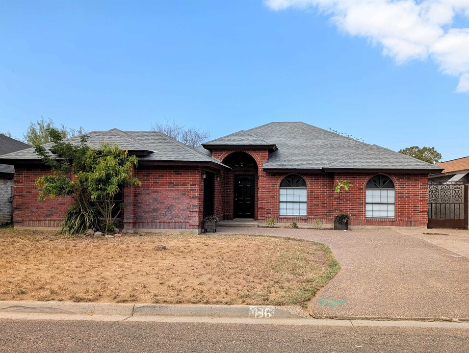 136 Tamarack Loop in Laredo, TX - Foto de edificio