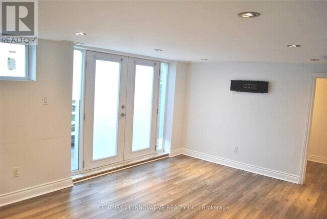 985 Victoria Park Ave in Toronto, ON - Building Photo - Building Photo