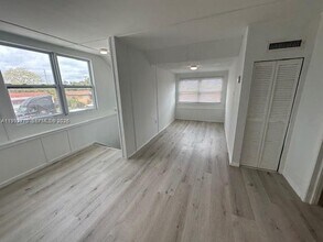 274 E 9th St in Hialeah, FL - Building Photo - Building Photo