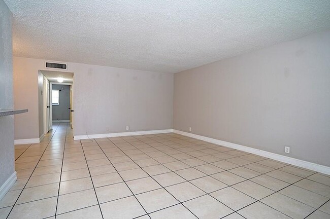 4160 NW 21st St, Unit 228-D in Lauderhill, FL - Building Photo - Building Photo