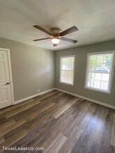 351 Overhill Dr in San Antonio, TX - Foto de edificio - Building Photo