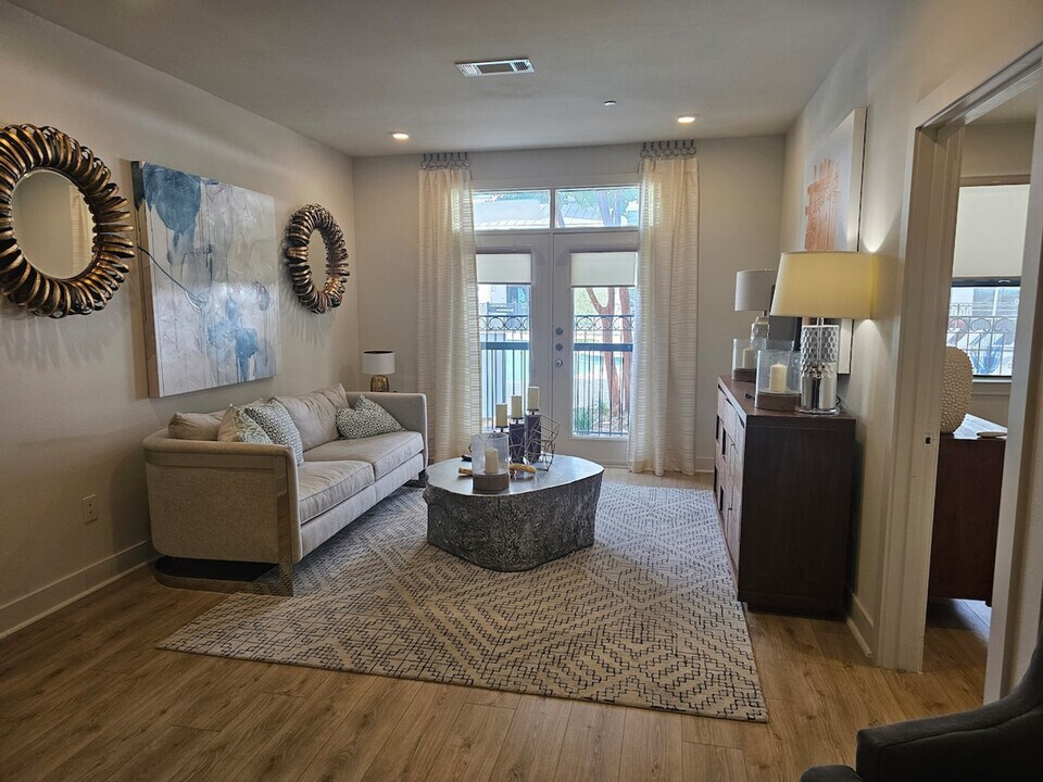 2137 Pelham Dr in Houston, TX - Building Photo