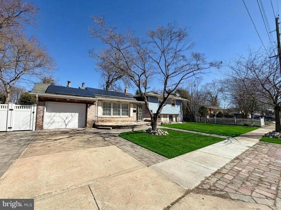 322 W Nicholson Rd in Haddon Township, NJ - Building Photo