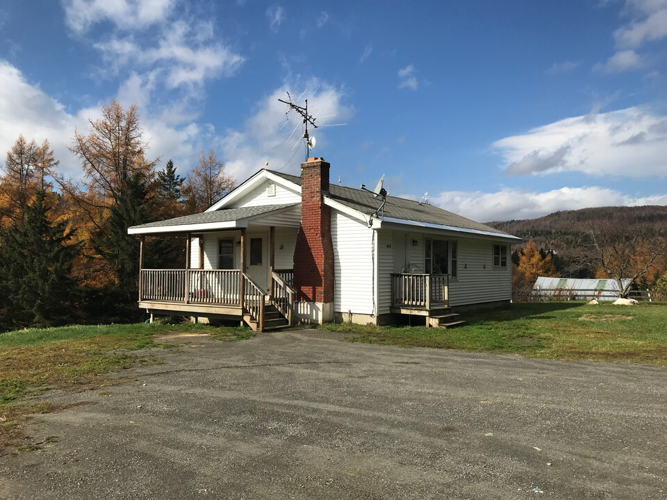 843 Bear Rock Rd in Colebrook, NH - Foto de edificio