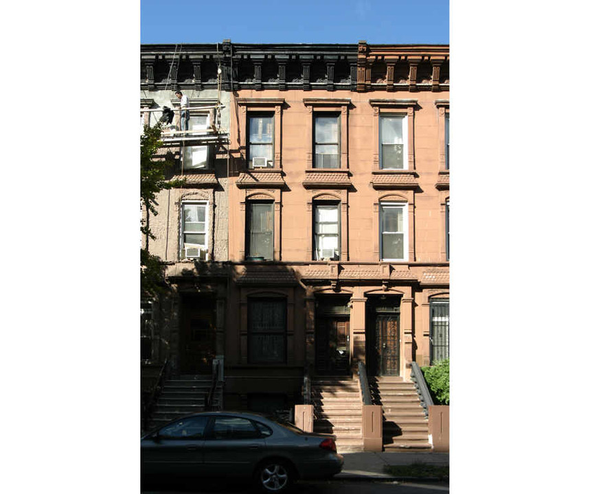 539 Manhattan Ave in New York, NY - Building Photo