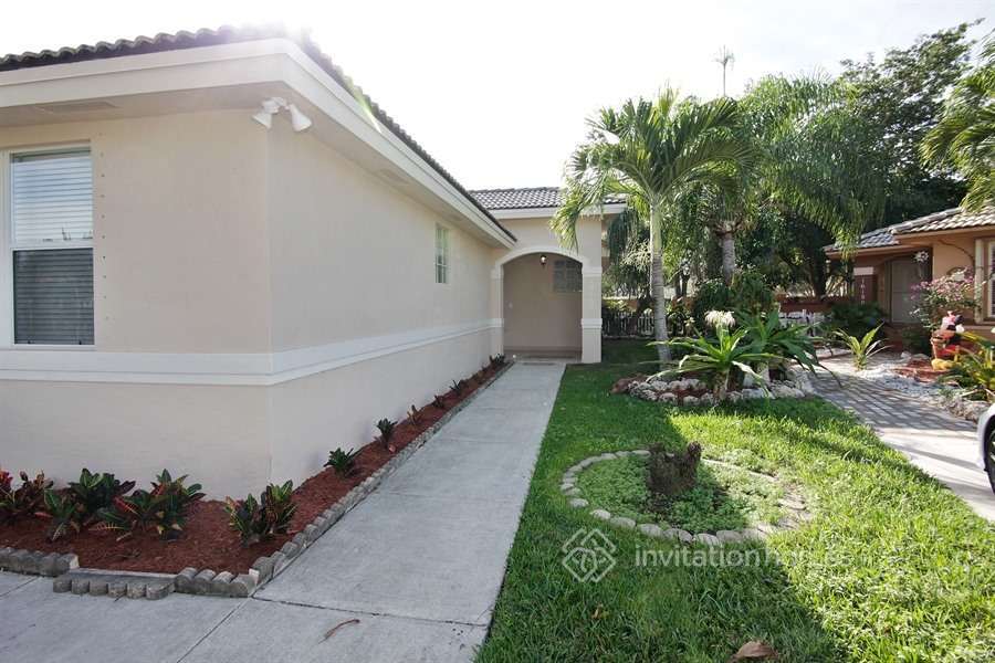 16160 SW 71st Terrace in Miami, FL - Building Photo