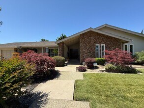 2721 Deerfield Pl in Modesto, CA - Building Photo - Building Photo