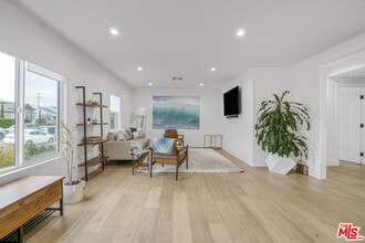7868 Naylor Ave in Los Angeles, CA - Foto de edificio - Building Photo