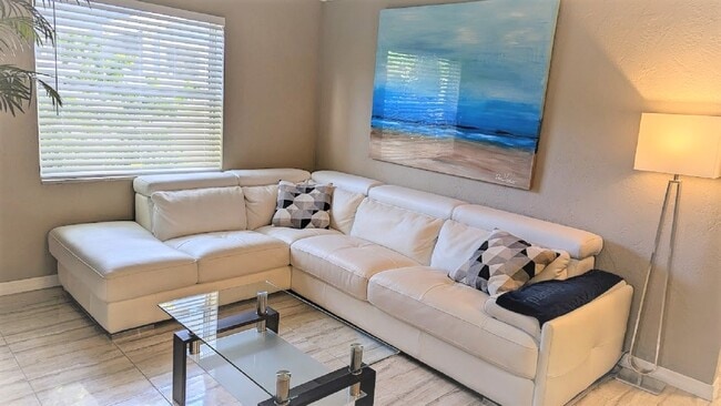 496 28th Ave N, Unit 1 in St. Petersburg, FL - Building Photo - Building Photo