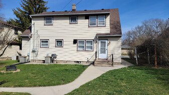 10167 W Cleveland Ave, Unit upper in West Allis, WI - Building Photo