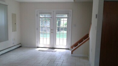 94 Swan Ln in Levittown, NY - Building Photo - Building Photo