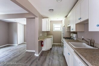 23 Lighthouse Dr in Ocean Township, NJ - Building Photo - Building Photo