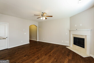 275 Stillwood Dr in Newnan, GA - Building Photo - Building Photo