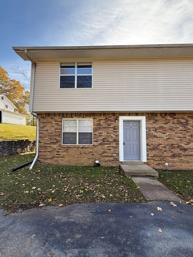 106 W Ray St in Dickson, TN - Building Photo - Building Photo