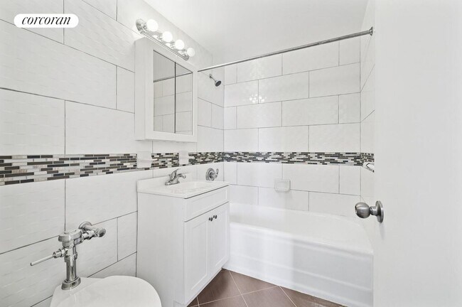 200 W 16th St in New York, NY - Building Photo - Building Photo