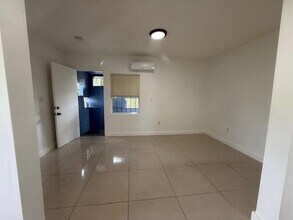 919 2nd St, Unit 4 in West Palm Beach, FL - Building Photo - Building Photo