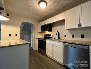 3905 Freedom Dr in Charlotte, NC - Building Photo - Building Photo