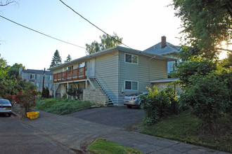 1710 SE 17th Ave in Portland, OR - Building Photo - Building Photo