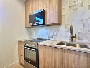 150 51st St N, Unit B in St. Petersburg, FL - Foto de edificio - Building Photo