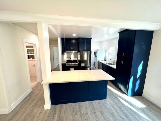 855 W 43rd Pl
