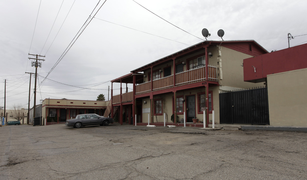 405 N 1st Ave in Barstow, CA - Foto de edificio