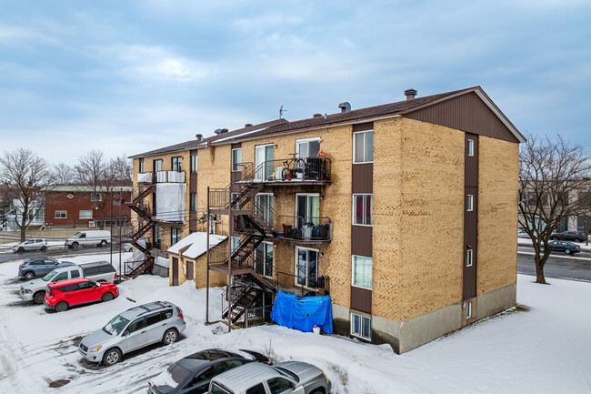 7371 Maurice-Duplessis Boul in Montréal, QC - Building Photo - Building Photo