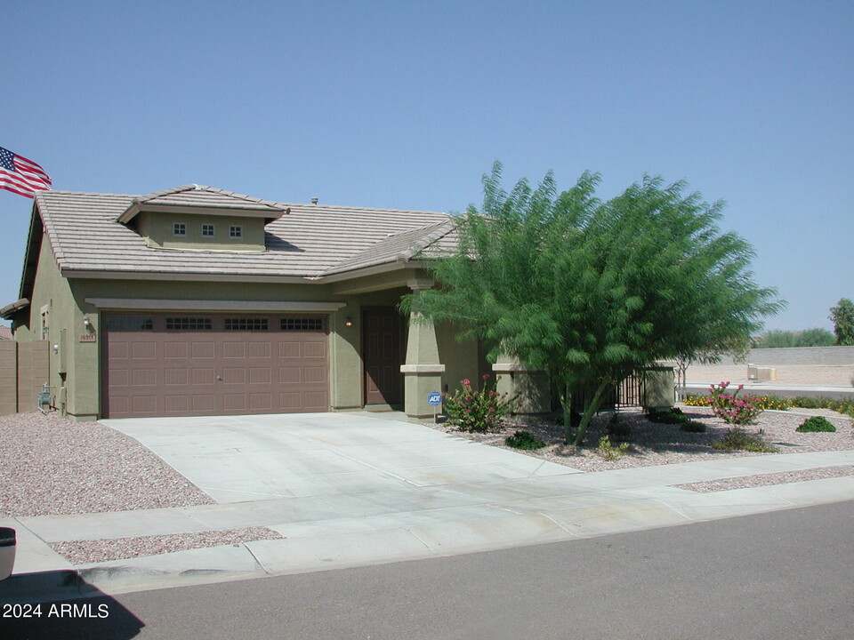 16914 W Durango St in Goodyear, AZ - Foto de edificio