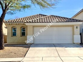 475 W Calle La Bolita in Sahuarita, AZ - Building Photo