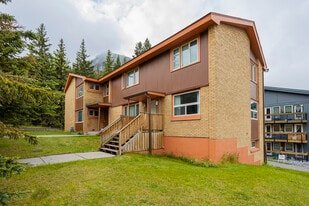 553 Deer St in Banff, AB - Building Photo
