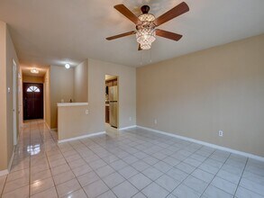 6330 Creekbend Dr in Houston, TX - Building Photo - Building Photo