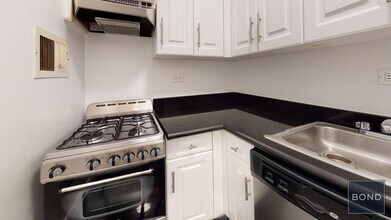 305 W 13th St in New York, NY - Building Photo - Building Photo