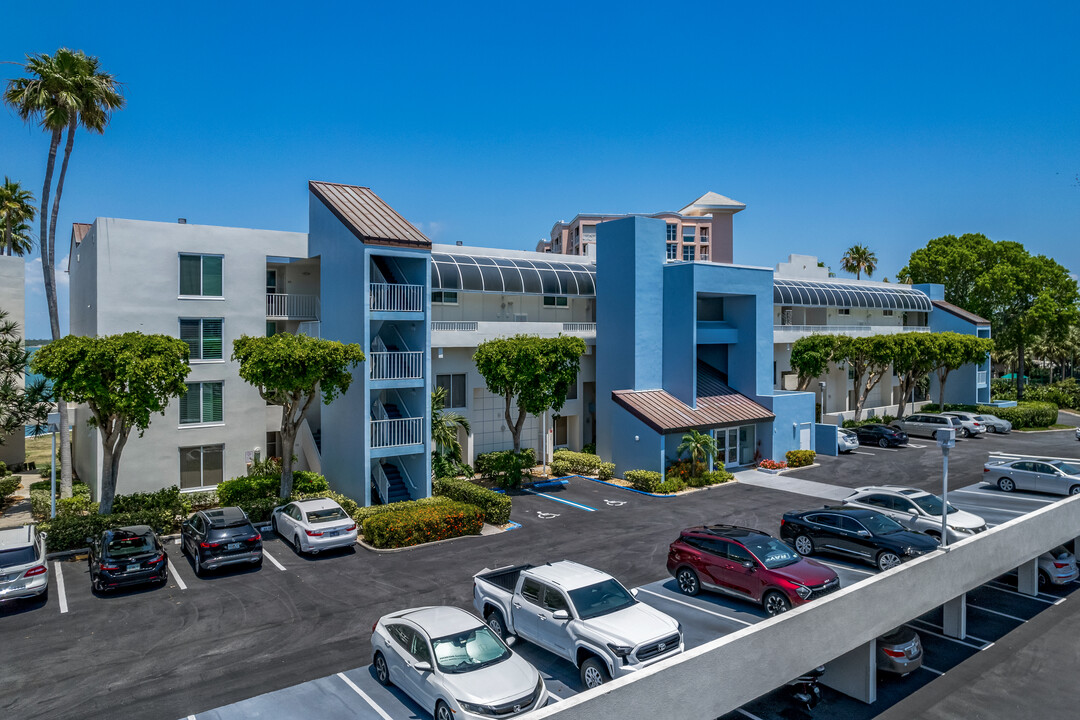 Isla Key in St. Petersburg, FL - Building Photo