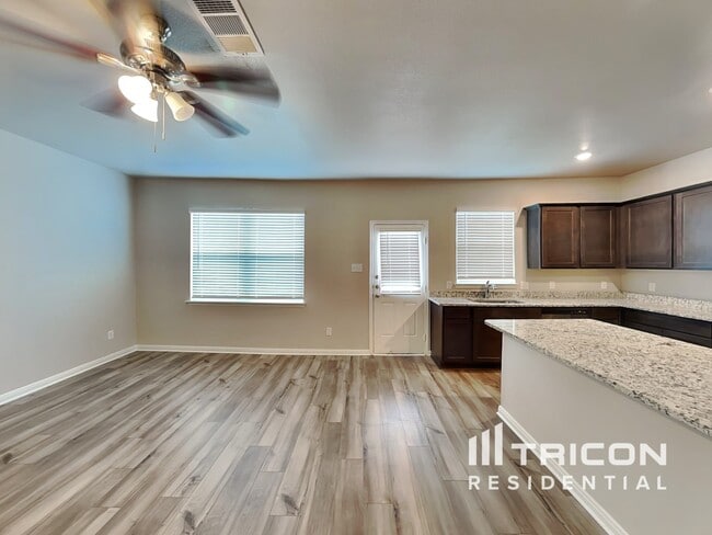 921 Mallorie Ln in Ferris, TX - Building Photo - Building Photo