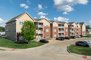 Deer Valley Apartments in Silvis, IL - Building Photo