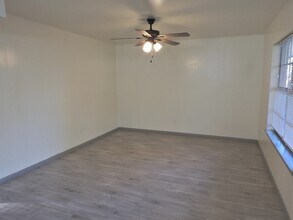 408 E Coombs St in Alvin, TX - Foto de edificio - Building Photo