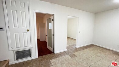 19040 Bassett St in Los Angeles, CA - Building Photo - Building Photo